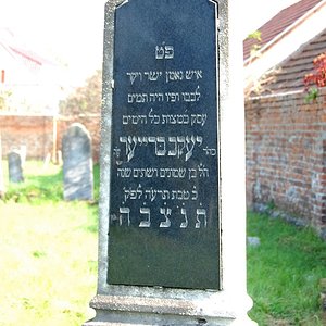 Tombstone Hebrew 32